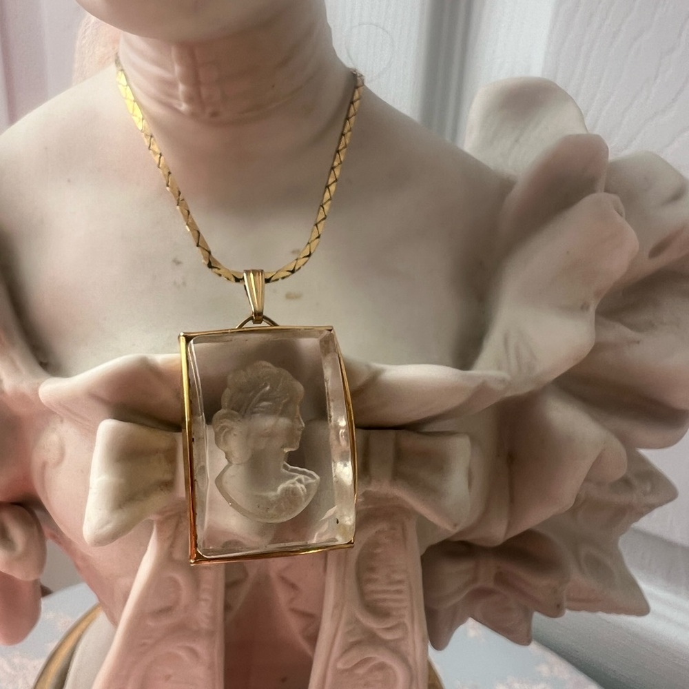 Elegant Gold Cameo Pendant Necklace